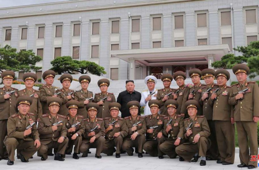 Солонгосын дайн завсарласны түүхэн ойг тохиолдуулан Ким Жон Ун генералууддаа гар буу бэлэглэжээ